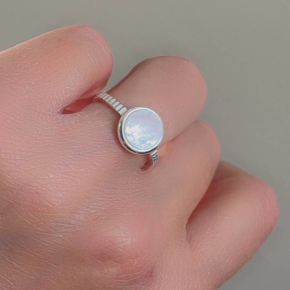 Mother of Pearl Sterling Silver Ring - Picture 6 of 10
